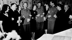 Ein Foto von NSDAP-Offizieren zusammen mit Eva Brauns Familie und Freunden.