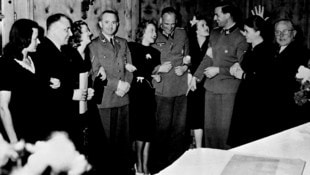 Ein Foto von NSDAP-Offizieren zusammen mit Eva Brauns Familie und Freunden.