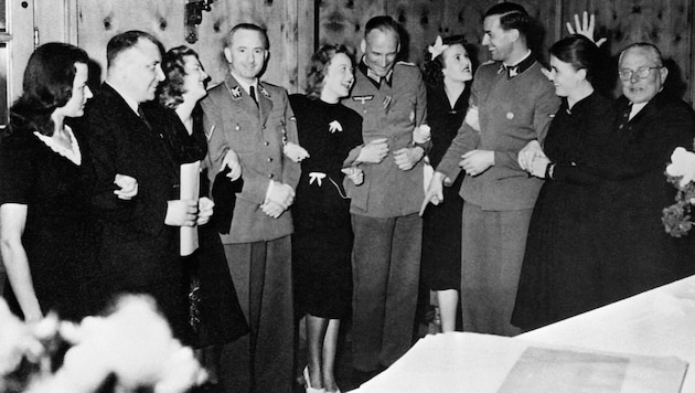 Ein Foto von NSDAP-Offizieren zusammen mit Eva Brauns Familie und Freunden.