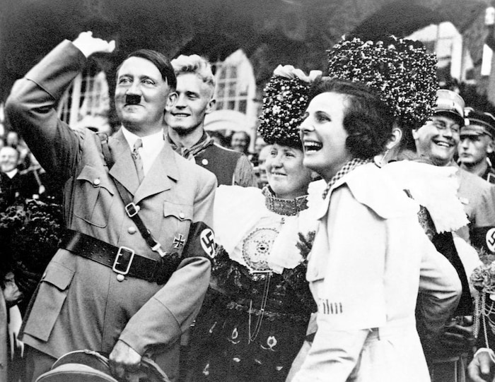 Filmregisseurin Leni Riefenstahl mit Adolf Hitler