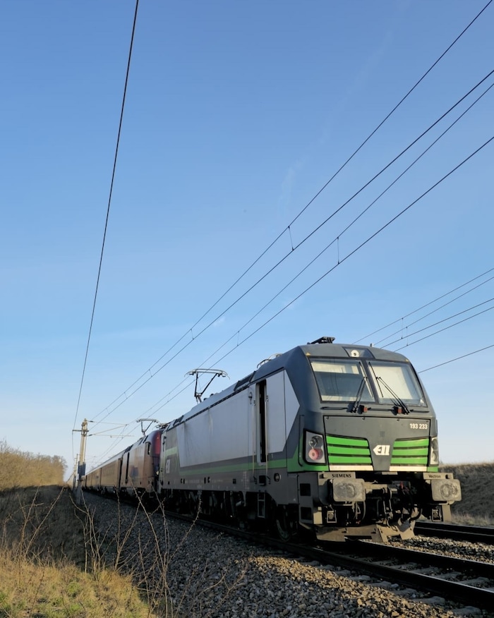 Die Bahnstrecke war rund 40 Minuten gesperrt und über den Einsatzzeitraum nur eingeschränkt ...