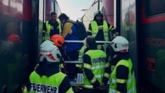 Rund 100 Fahrgäste sind am Mittwochnachmittag wegen eines technischen Gebrechens aus einem Zug ...