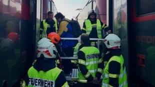 Rund 100 Fahrgäste sind am Mittwochnachmittag wegen eines technischen Gebrechens aus einem Zug ...