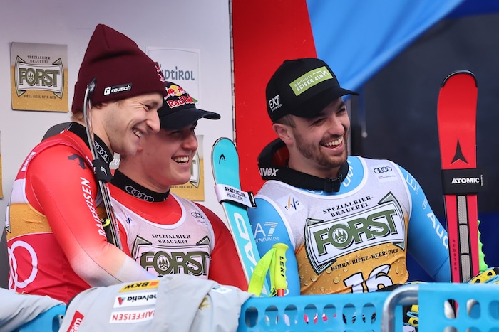 Florian Schieder (rechts) mit Franjo von Allmen (mitte) und Marco Odermatt.