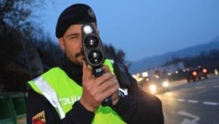 Ein Kontrolle der Polizei (Symbolbild) wurde dem Raser zum Verhängnis.