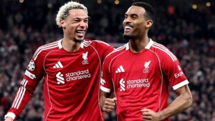 Ryan Gravenberch (r.) jubelt mit Hugo Ekitike.