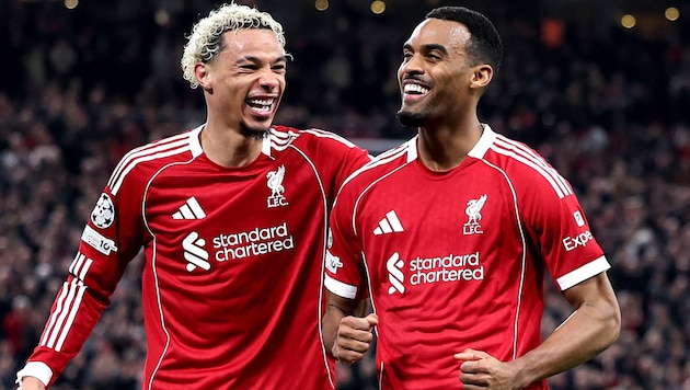 Ryan Gravenberch (r.) jubelt mit Hugo Ekitike.