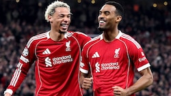 Ryan Gravenberch (r.) jubelt mit Hugo Ekitike.