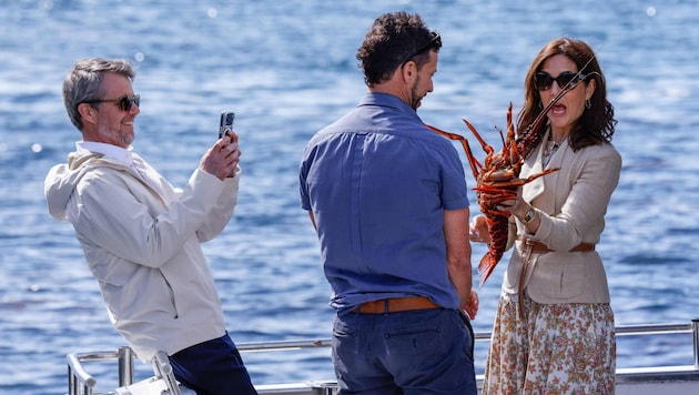 Das Meerestier ist Mary im ersten Augenblick nicht ganz geheuer, was Frederik sichtlich amüsiert ...