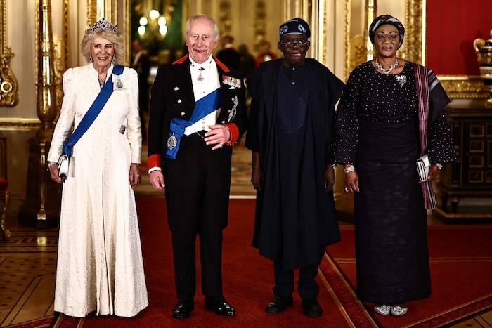 Das britische Königspaar posiert mit Nigerias Präsident Bola Ahmed Tinubu und First Lady Oluremi ...