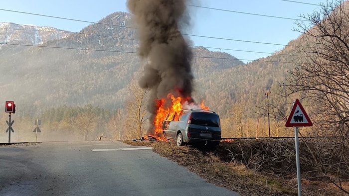Bei einem Bahnübergang in Nikolsdorf kam es zu dem Autobrand.