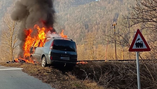 Bei einem Bahnübergang in Nikolsdorf kam es Donnerstagfrüh zum Fahrzeugbrand.