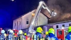 Mit dem Hubsteiger wurden eingeschlossene Hausbewohner geborgen.