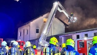 Mit dem Hubsteiger wurden eingeschlossene Hausbewohner geborgen.