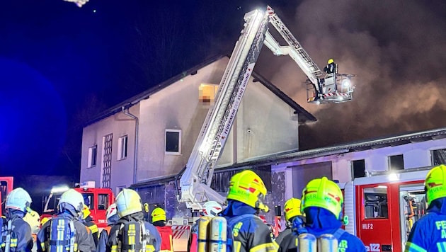 Mit dem Hubsteiger wurden eingeschlossene Hausbewohner geborgen.