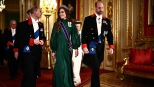 Prinz Edward und Prinz William im Windsor-Anzug flankieren Prinzessin Kate auf dem Weg zum ...