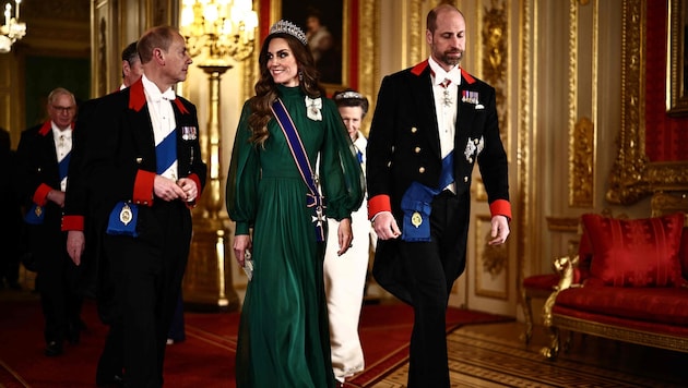 Prinz Edward und Prinz William im Windsor-Anzug flankieren Prinzessin Kate auf dem Weg zum ...