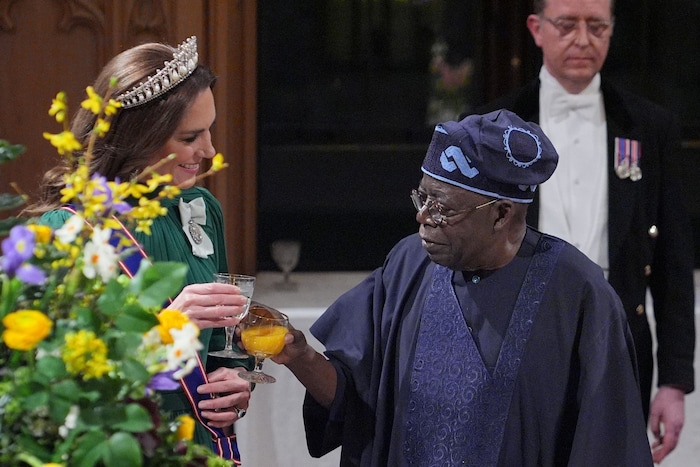 Die Prinzessin von Wales stößt mit dem nigerianischen Präsidenten an.