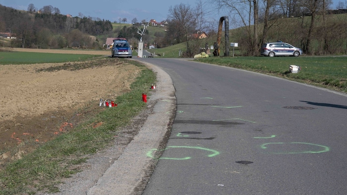 Die Unfallstelle am Tag danach: Die Polizei erhebt die genauen Umstände, am Straßenrand wurden ...