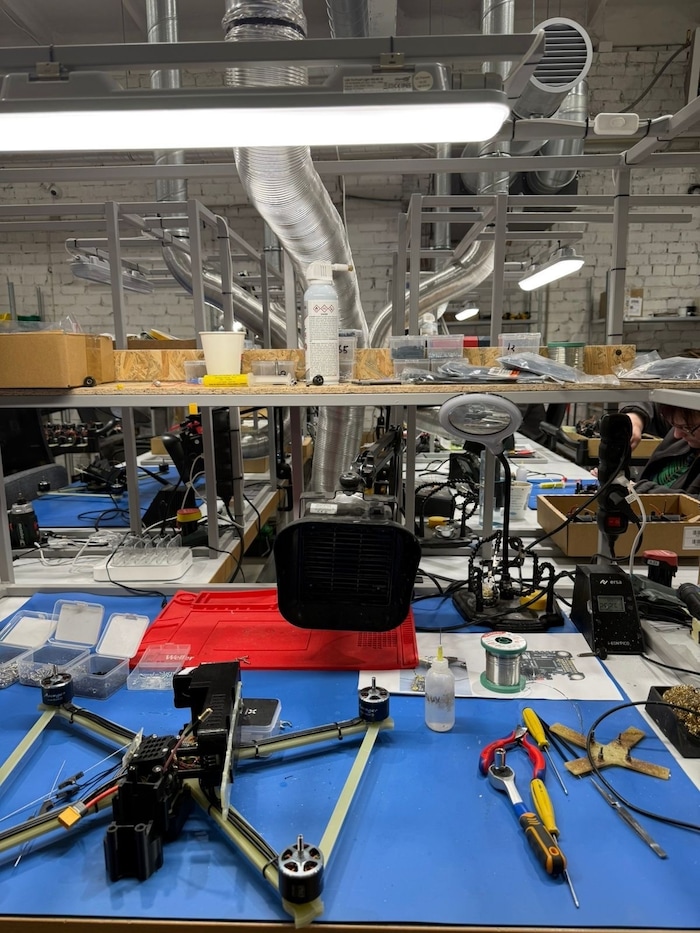 In einer Drohnenfabrik der ukrainisch-lettischen Firma DK-Nejet