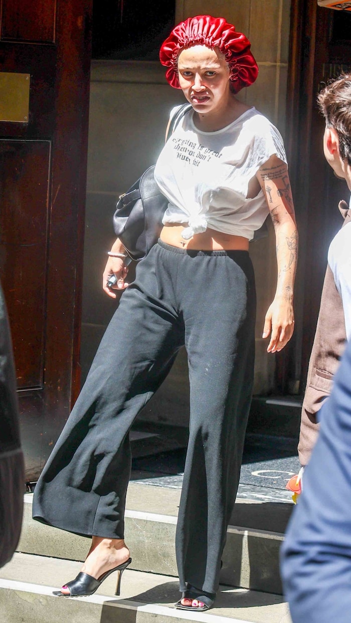 Wenn sie, wie hier in Sydney abet mal keine Lust auf Fotos hat, setzt sie sich schon mal eine ...