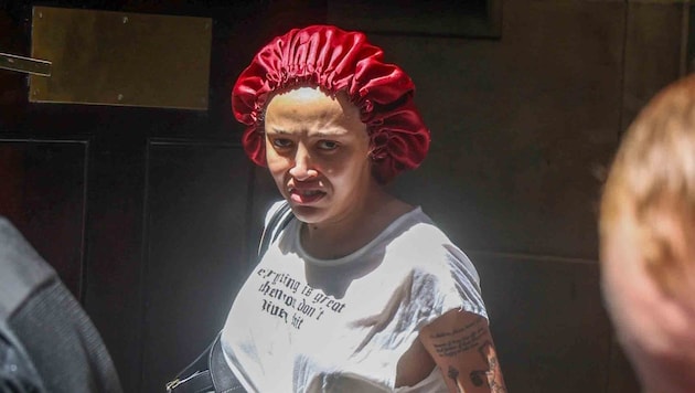 Doja Cat verlässt im Dezember 2025 ein Hotel in Sydney mit Dsuchhaube ...