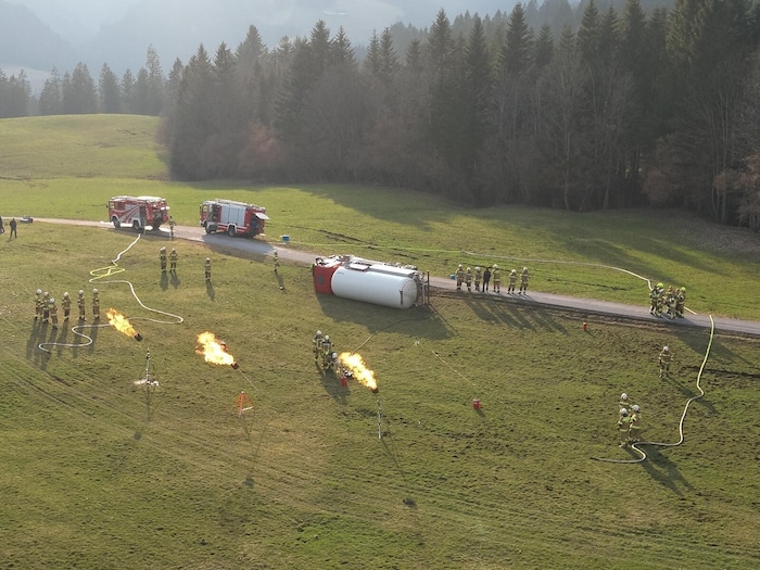 Das kontrollierte Abbrennen dauerte bis in die Abendstunden.