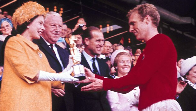 Königin Elizabeth II. übergab Bobby Moore 1966 den Pokal nach Englands Heimtriumph.
