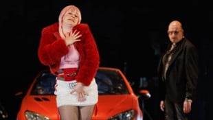 Lara-Luna Wojtkowiak (Polly Peachum), Klaus Müller-Beck (Peachum)