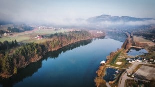 Auch die Drau führt derzeit weniger Wasser.