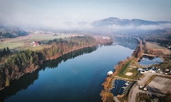 Auch die Drau führt derzeit weniger Wasser.