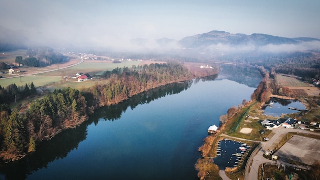 Auch die Drau führt derzeit weniger Wasser.