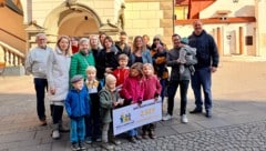 Gemeinsam mit ihren Kindern haben betroffene Eltern die Petition überreicht.