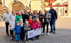 Gemeinsam mit ihren Kindern haben betroffene Eltern die Petition überreicht.