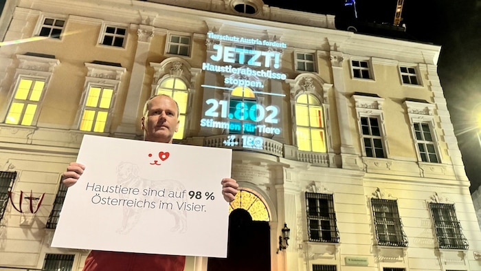 Martin Aschauer von „Tierschutz Austria“ bei der Protestaktion vor dem Bundeskanzleramt: Mit ...