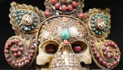 Auch reich verzierte, rituelle Kultusobjekte etwa aus dem tibetischen Buddhismus sind zu sehen.