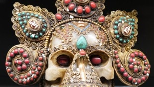 Auch reich verzierte, rituelle Kultusobjekte etwa aus dem tibetischen Buddhismus sind zu sehen.