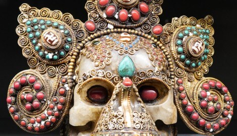 Auch reich verzierte, rituelle Kultusobjekte etwa aus dem tibetischen Buddhismus sind zu sehen.