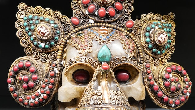 Auch reich verzierte, rituelle Kultusobjekte etwa aus dem tibetischen Buddhismus sind zu sehen.