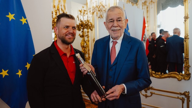 Der Kaunertaler Snowboarder Rene Eckhart überreichte Bundespräsident Alexander van der Bellen ...