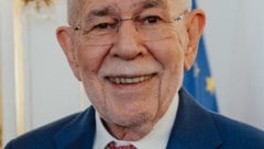 Der Kaunertaler Snowboarder Rene Eckhart überreichte Bundespräsident Alexander van der Bellen ...