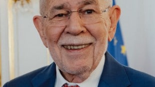 Der Kaunertaler Snowboarder Rene Eckhart überreichte Bundespräsident Alexander van der Bellen ...