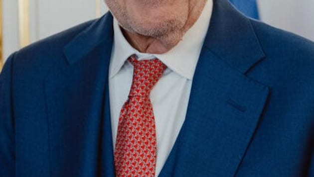 Der Kaunertaler Snowboarder Rene Eckhart überreichte Bundespräsident Alexander van der Bellen ...