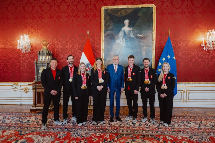 Alexander van der Bellen mit den Medaillengewinnern und den dazugehörigen Guides.