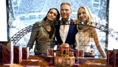 Alfons Haider, Ines Hengl-Pirker (li.), Anna Rosa Döller vor dem Bühnenmodell.