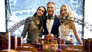 Alfons Haider, Ines Hengl-Pirker (li.), Anna Rosa Döller vor dem Bühnenmodell.