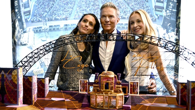 Alfons Haider, Ines Hengl-Pirker (li.), Anna Rosa Döller vor dem Bühnenmodell.