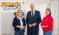 Von inks: Christa Pacher-Gratzer (Jugendservice), LR Christian Dörfel und Karin Peham-Strauß, ...