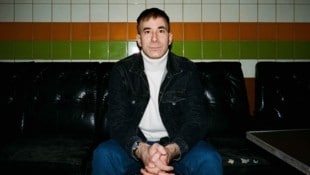 Tijan Sila verarbeitet seine Erfahrungen und Reflexionen zu Krieg, Flucht und Identität zu ...