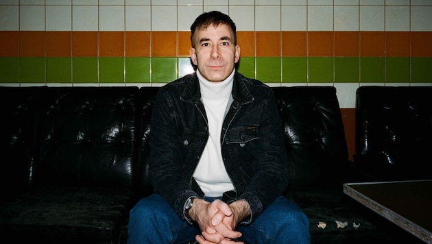 Tijan Sila verarbeitet seine Erfahrungen und Reflexionen zu Krieg, Flucht und Identität zu ...